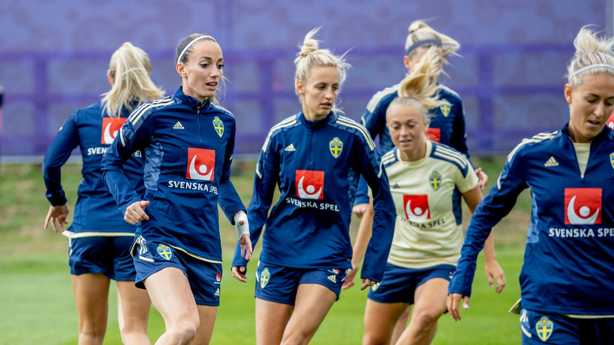 Kosovare Asllani, Nathalie Björn, Hanna Bennison och Emma Kullberg under damlandslagets träning på Carden Park på söndagen.