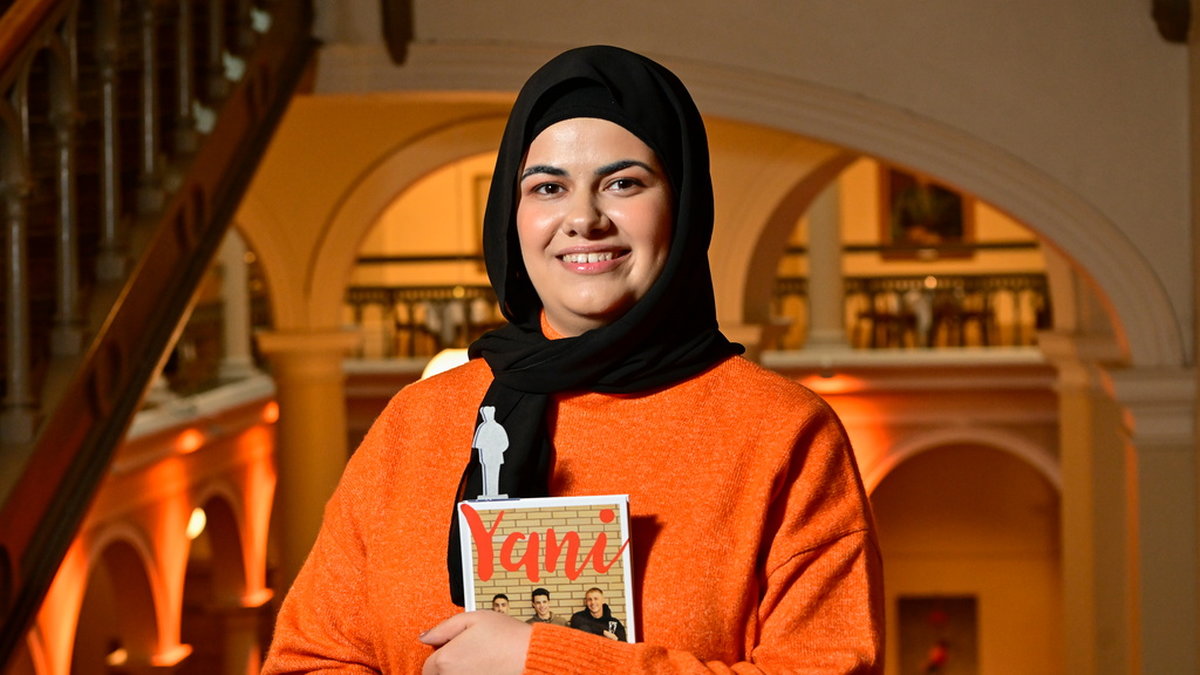 Nora Khalil med boken 'Yani', som även var nominerad till årets svenska barn- och ungdomsbok på Augustprisgalan i fjol. Arkivbild.