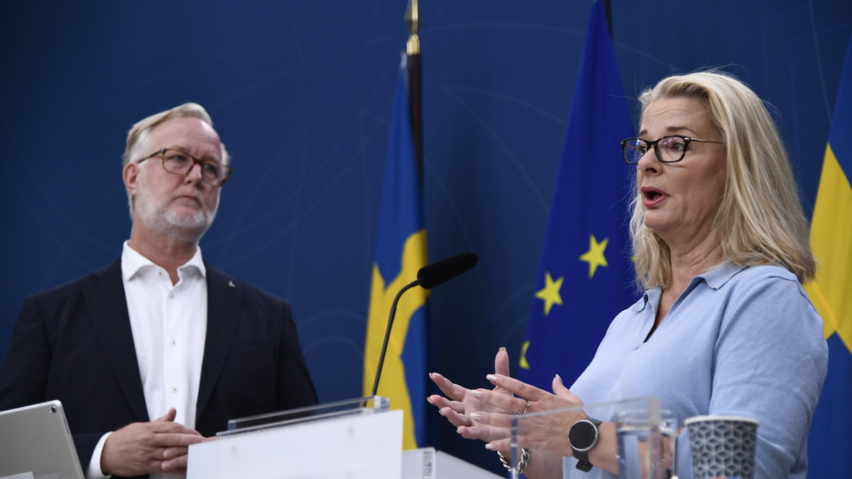 Arbetsmarknads- och integrationsminister Johan Pehrson (L) och skolminister Lotta Edholm (L) under fredagens pressträff.
