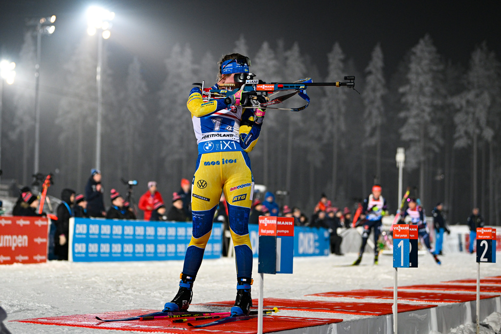 Elvira Öberg slutade trea i jaktstarten. Här under torsdagens stafett.