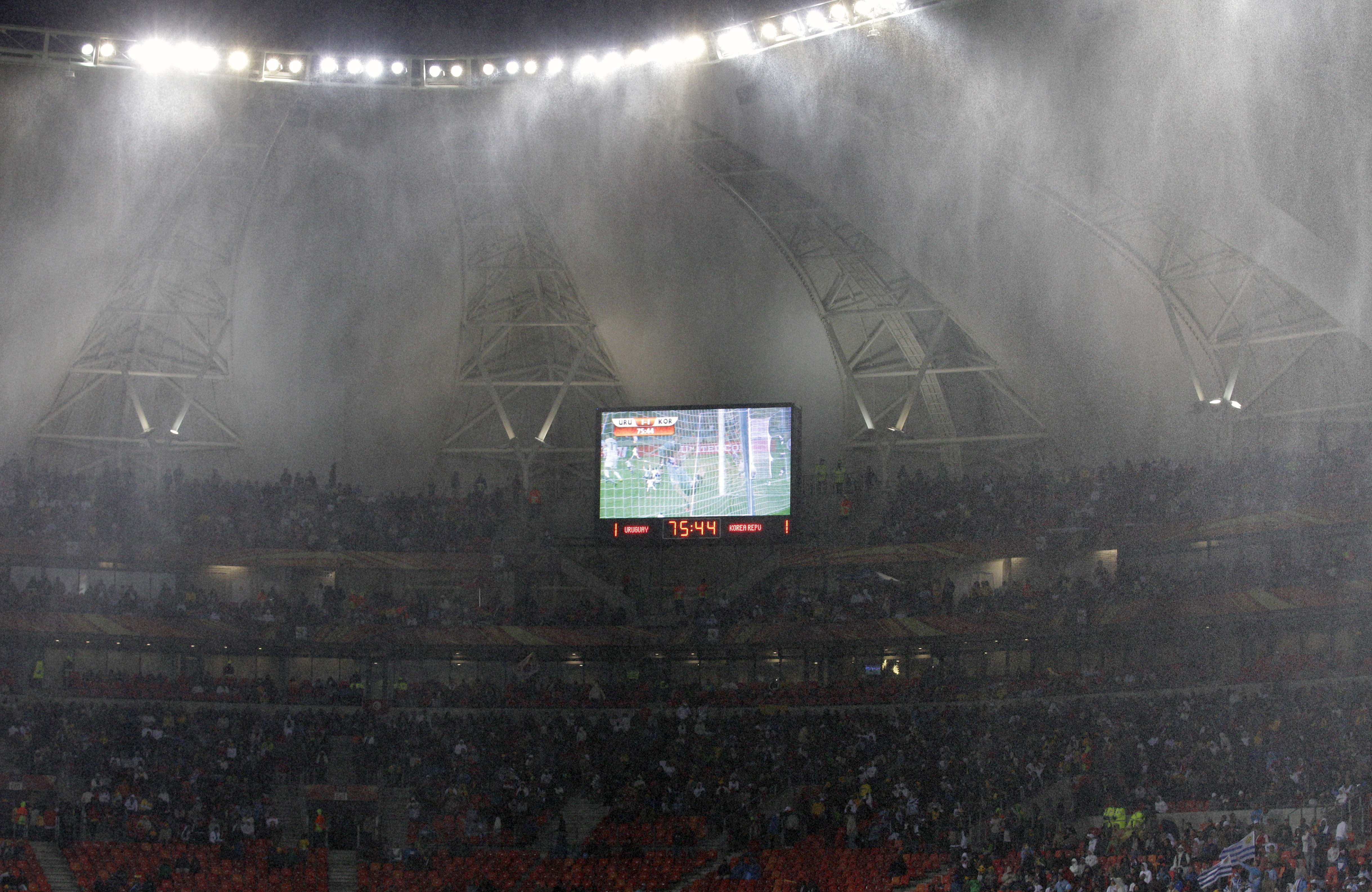 Regnet höll på att spela en avgörande roll i åttondelsfinalen mellan Uruguay och Sydkorea.