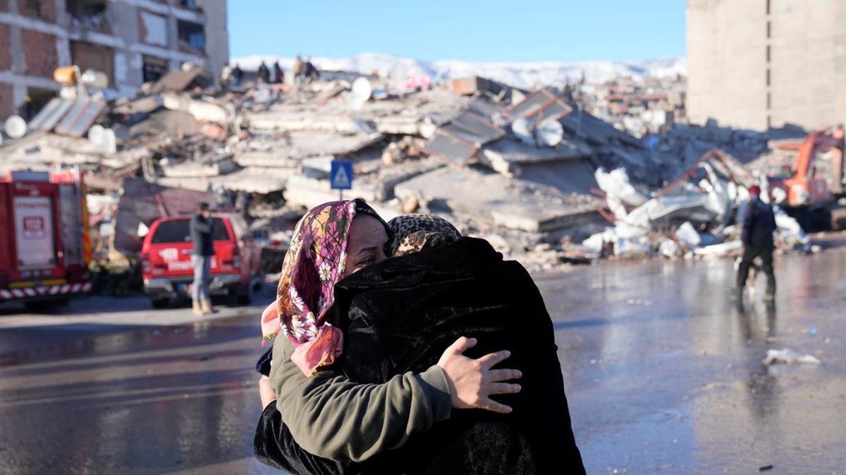 Tiden rinner iväg för att hitta några överlevande i de enorma rasmassorna efter jordbävningen i Turkiet och Syrien. När hjälparbetet styrs om mot att endast hjälpa skadade växer desperationen bland de som inte hittat sina anhöriga.