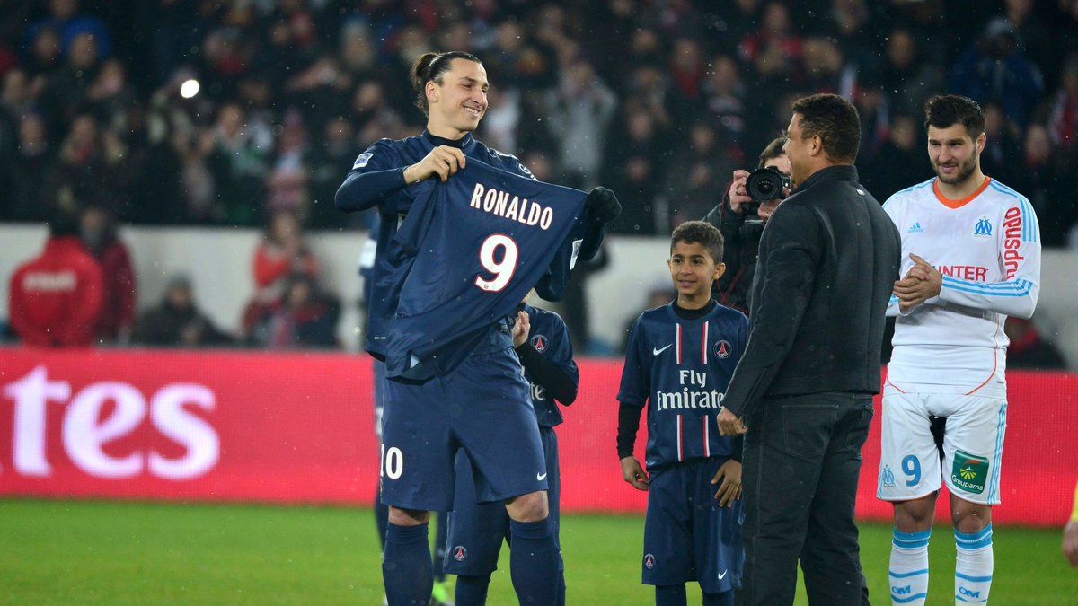 Innan rivalmötet mellan PSG och Marseille delade Zlatan ut en tröja till sin idol och legendaren Ronaldo.