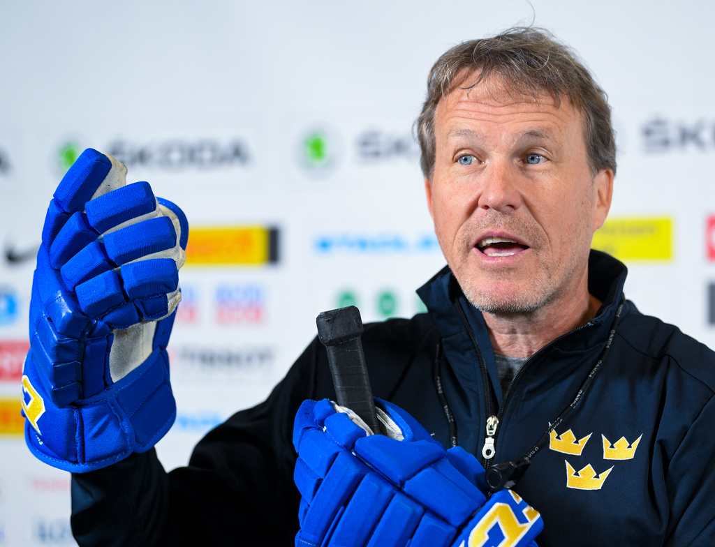 Tre Kronors förbundskapten Johan Garpenlöv väntar besked från potentiella VM-förstärkningar.