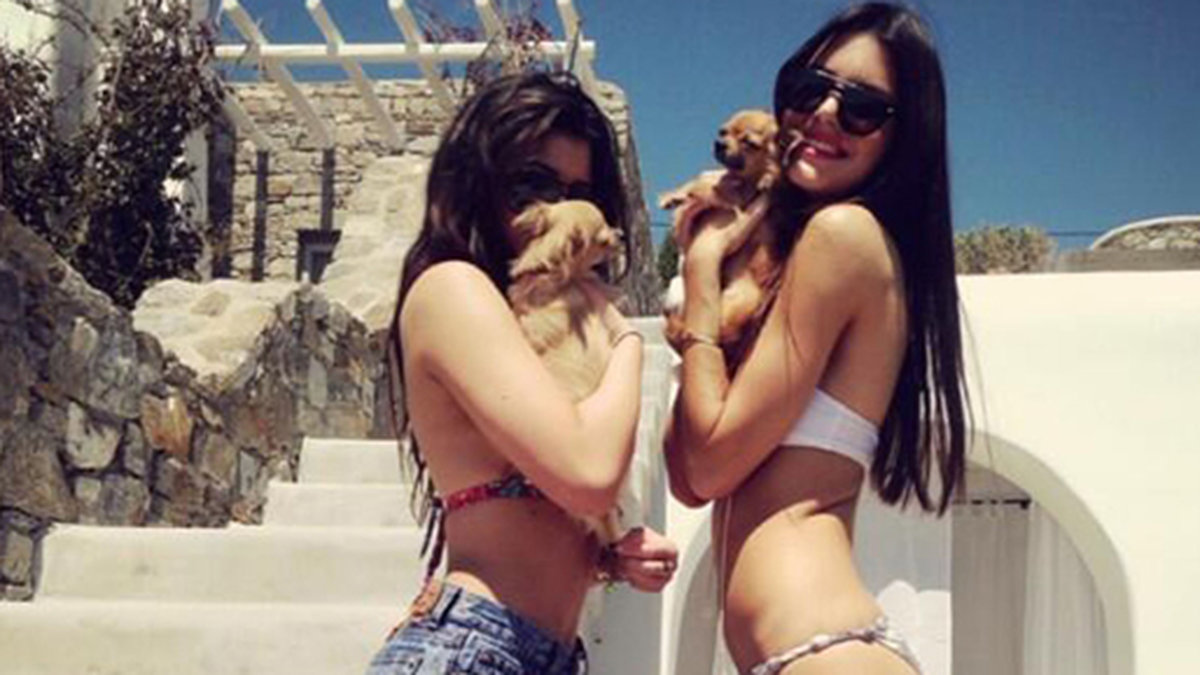 Kylie Jenner leker med en hund.