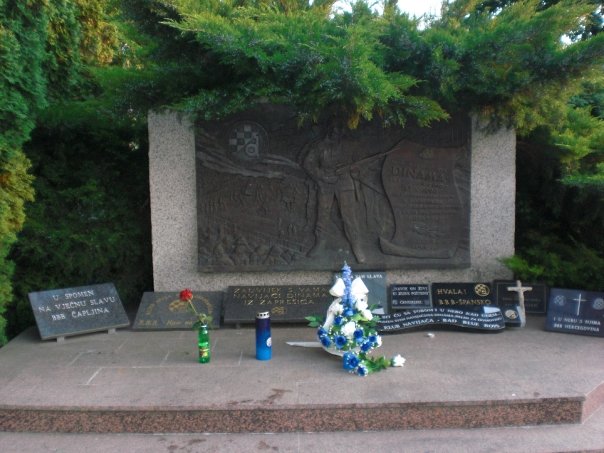 Ett minnesplakat utanför Dinamos hemmaarena Maksimir i Zagreb, till minne av Dinamosupportrar som dog i kriget.