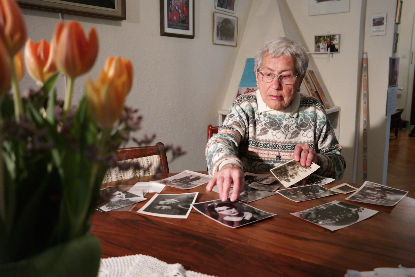 89-åriga Lea Gleitman befriades från koncentrationslägret Bergen-Belsen. Nu är hon med i gruppen 'Förintelsens ögonvittnen' som besöker skolor och berättar om sina upplevelser. 89-åriga Lea Gleitman befriades från koncentrationslägret Bergen-Belsen. Nu är hon med i gruppen 'Förintelsens ögonvittnen' som besöker skolor och berättar om sina upplevelser.