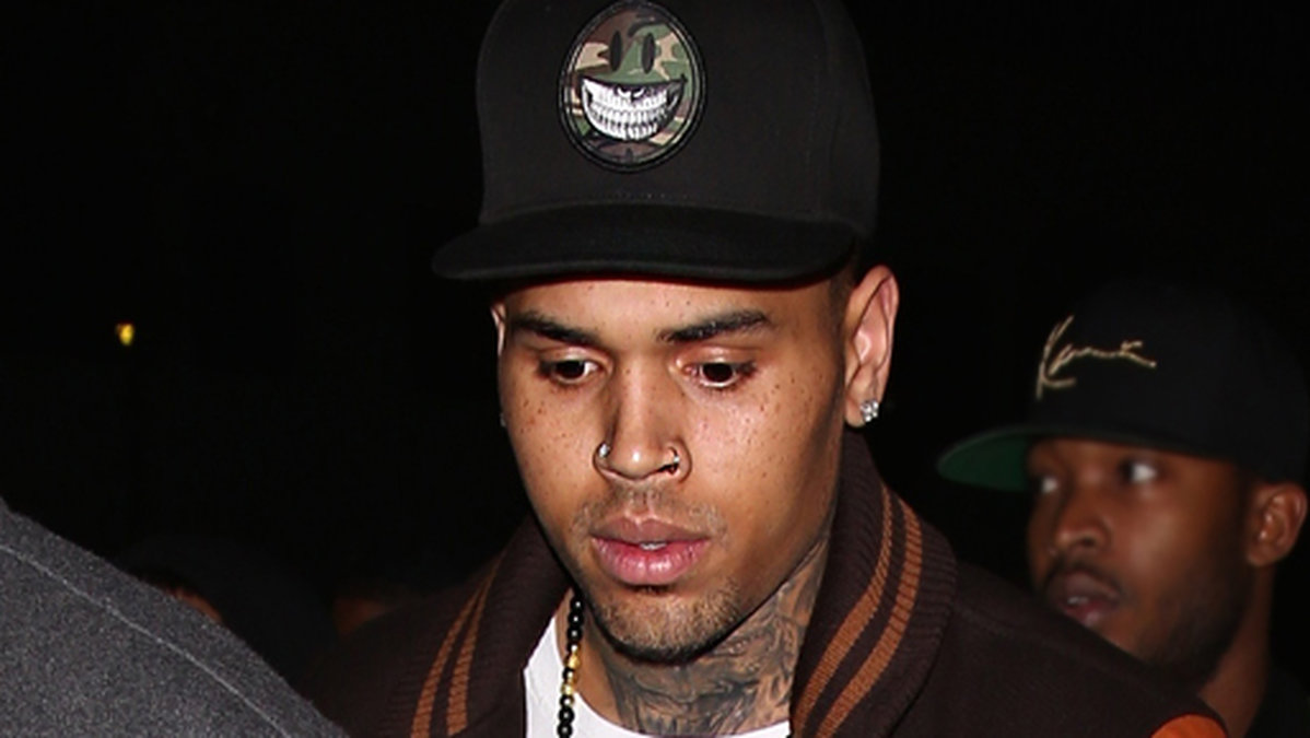 Chris Brown framförde låten "Loyal" när skotten avfyrades i lokalen.