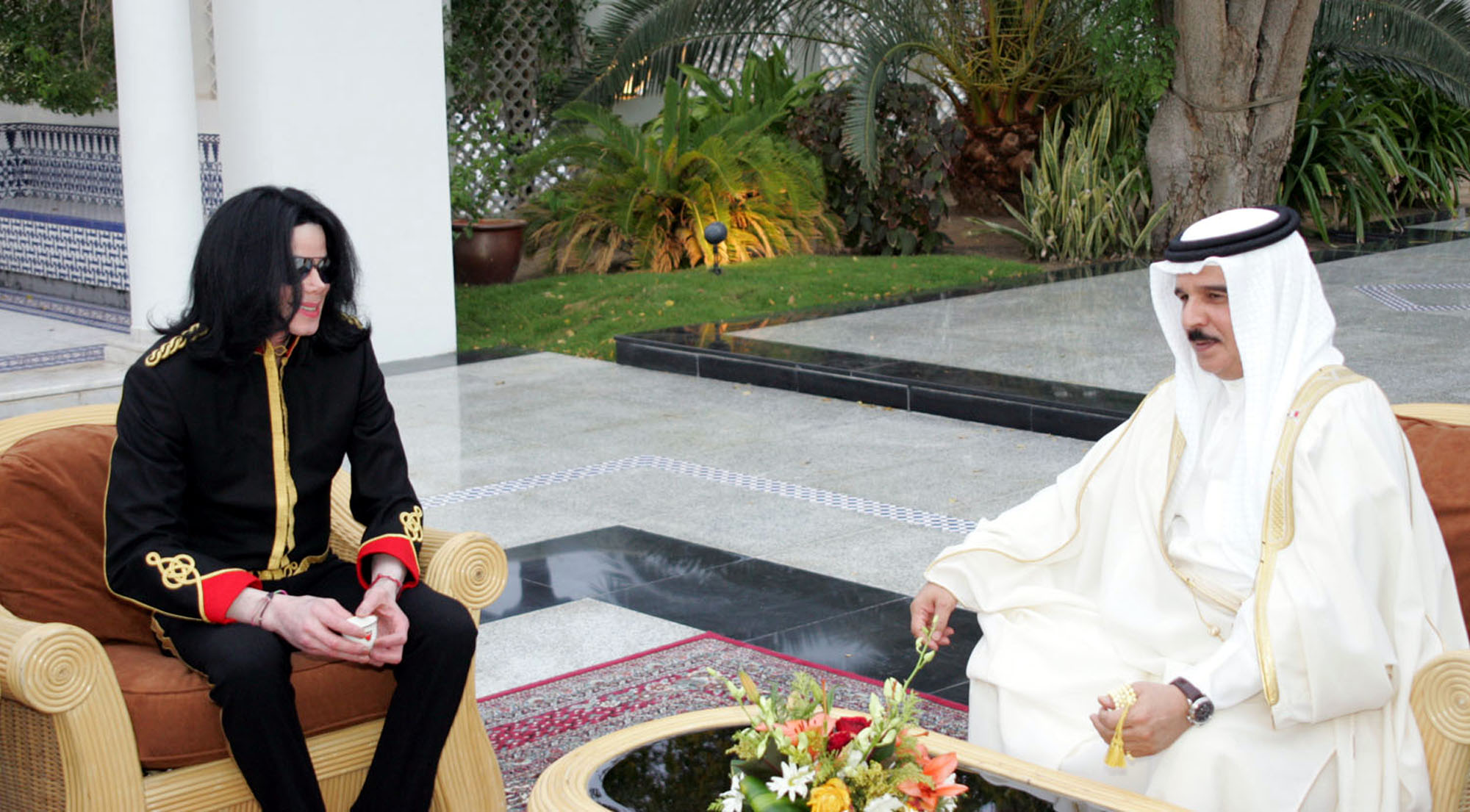 Michael Jackson skulle flytt till Bahrain om han dömdes för de påstådda barnövergreppen år 2005. Här är poplegenden på besök hos Kung Hamad bin Isa Al Khalifa i Bahrain.