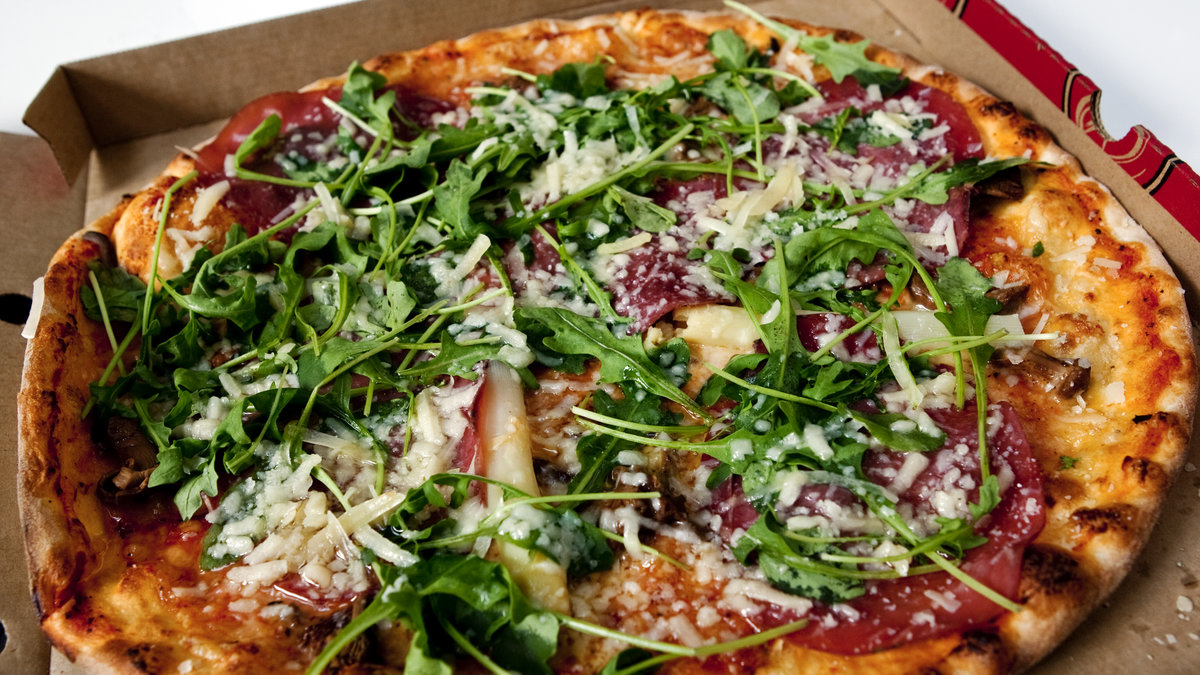 En pizza kan innehålla 2/3 av det dagliga rekommenderade intaget av mättat fett, skriver Huffington Post.