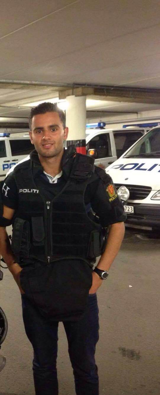 Ali i polisuniform när han följde med sin kompis på nattspaning. Nu har han kommit in på polishögskolan.