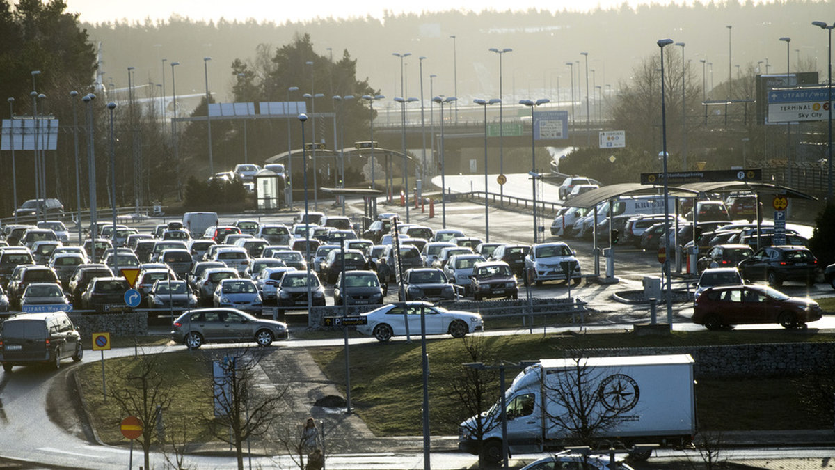 Över en miljon i kontanter togs i beslag efter en felparkering på Arlanda. Arkivbild.