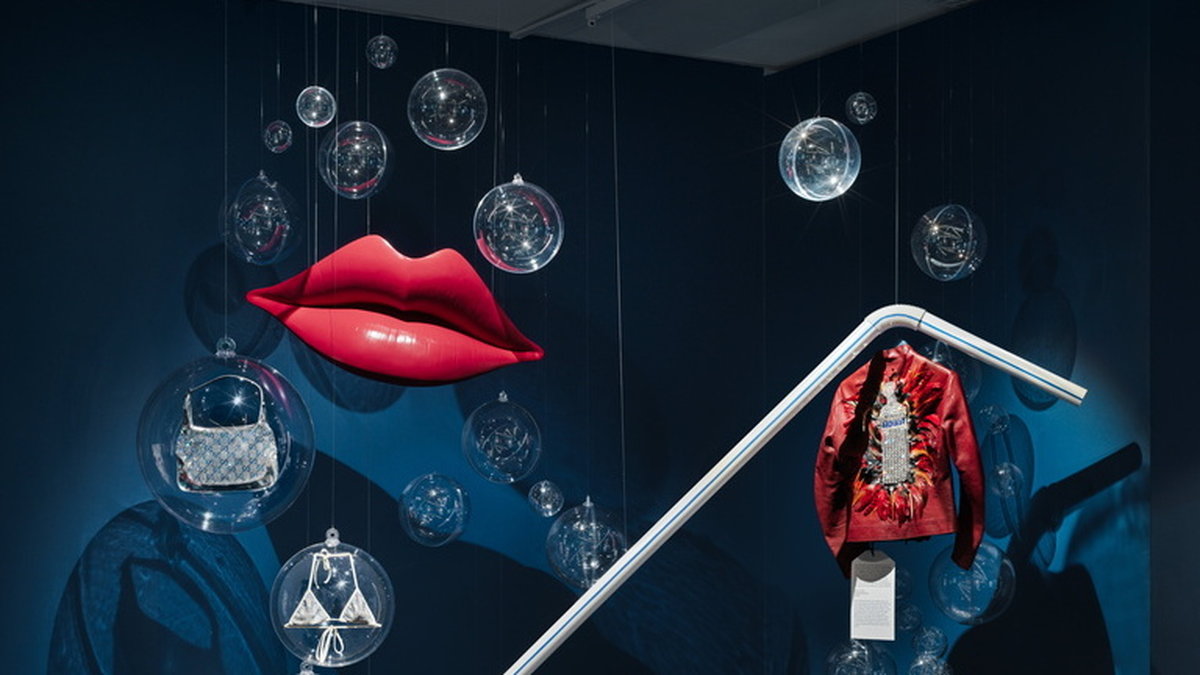 När 'Fashion Cocktail' visades på Spritmuseet i Stockholm 2021 rymde utställningen bland annat accessoarer av Tom Ford för Gucci. Pressbild.