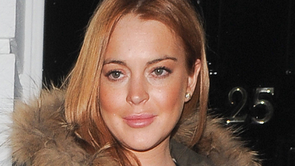 Lindsay Lohan ser fräschare ut än på länge när hon gör London i en varm parkas. 