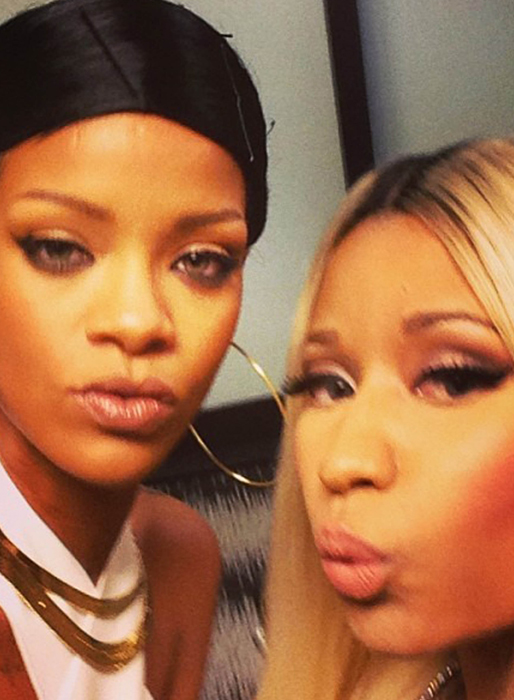 Rihanna och Nicki Minaj poserar loss. 