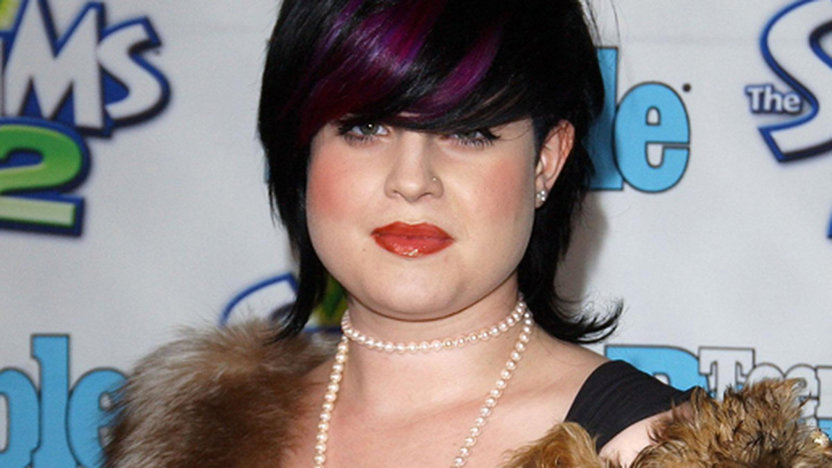 Rockdottern och artisten Kelly Osbourne blev känd för sitt ostyriga hår, sotiga ögon och illröda läppar. Kläderna hon bar på röda mattan går även de att diskutera. 