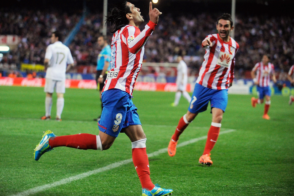 Atléticos colombian Falcao firar efter att ha kvitterat mot storebror Real Madrid. Atléticos colombian Falcao firar efter att ha kvitterat mot storebror Real Madrid.