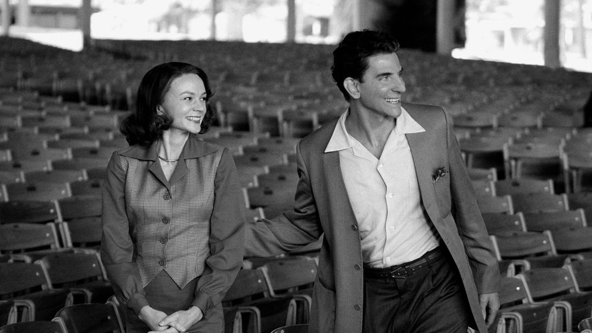 Carey Mulligan som Felicia Montealegre och Bradley Cooper som Leonard Bernstein i 'Maestro' med premiär hösten 2023.