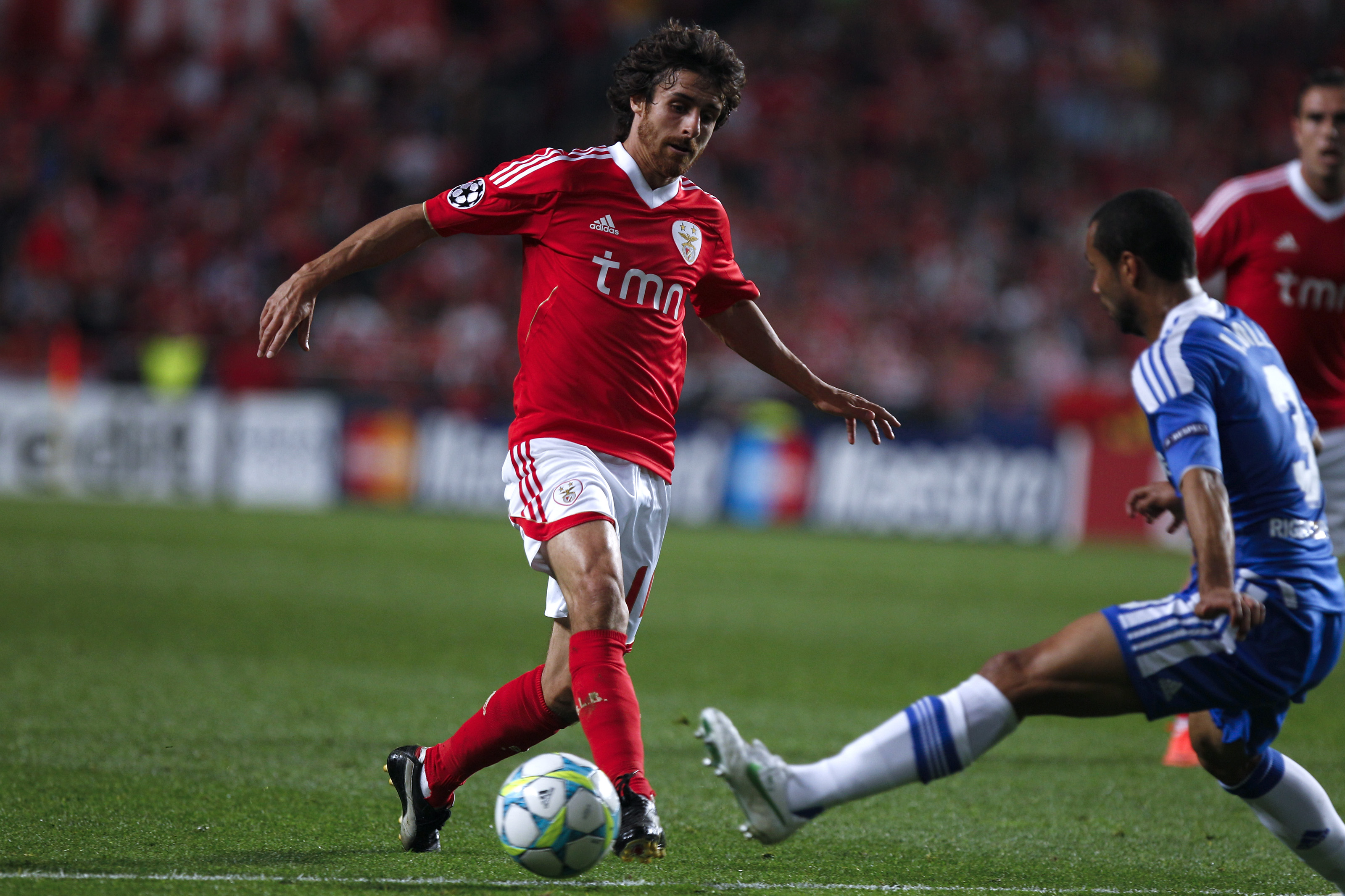 Pablo "Näste Maradona" Aimar fick inte mycket uträttat mot ett samlat Chelsea försvar, personifierat av Ashley Cole i den här bilden.