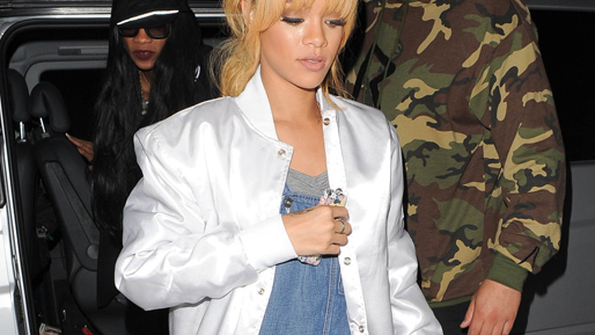 Rihanna envisas med en jeansoverall. 
