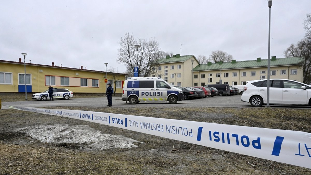 Poliser utanför skolan i Vanda, Finland, på tisdagen.