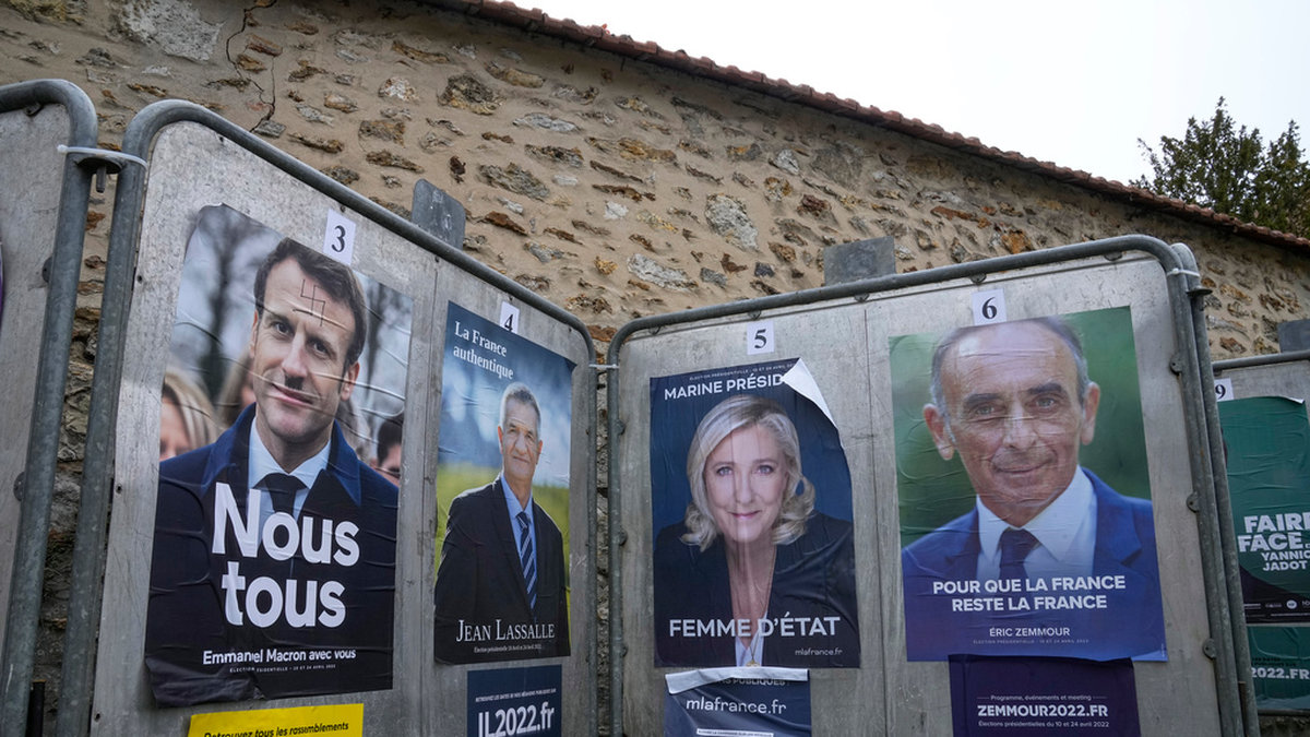 Valaffischer inför presidentvalet i Frankrike där president Emmanuel Macron (längst till vänster) väntas få med sig Marine Le Pen (andra från höger) till den avgörande andra valomgången.