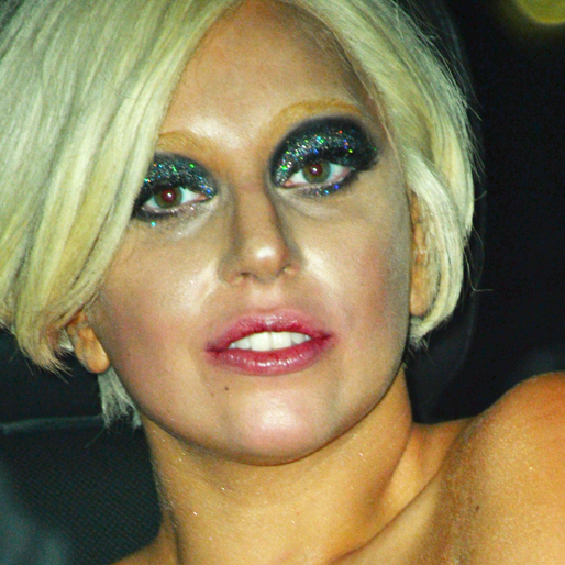 Och Lady Gaga i en glittrig makeup. Och Lady Gaga i en glittrig makeup.