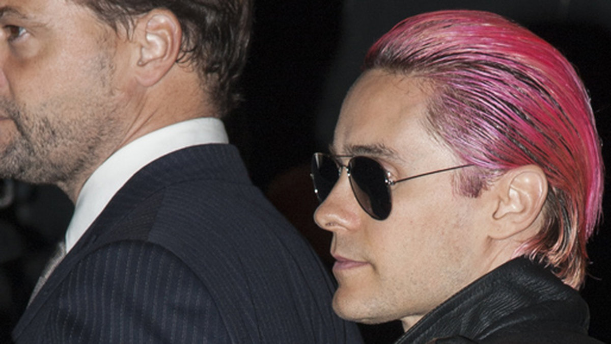 Jared Leto visar sitt rosa hår i Paris. 