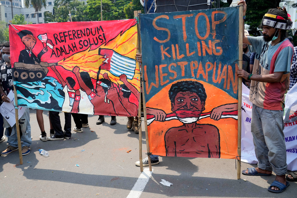 Västpapuanska rebeller har tagit en nyzeeländsk pilot som gisslan. På bilden demonstrerar papuanska aktivister mot indonesisk överhöghet i den indonesiska huvudstaden Jakarta, den 1 december förra året. Arkivbild.