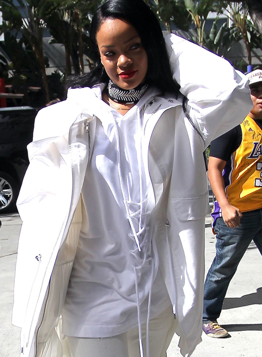 Rihanna kör helt vitt när hon kollar på Lakers i Beverly Hills. Rihanna kör helt vitt när hon kollar på Lakers i Beverly Hills.