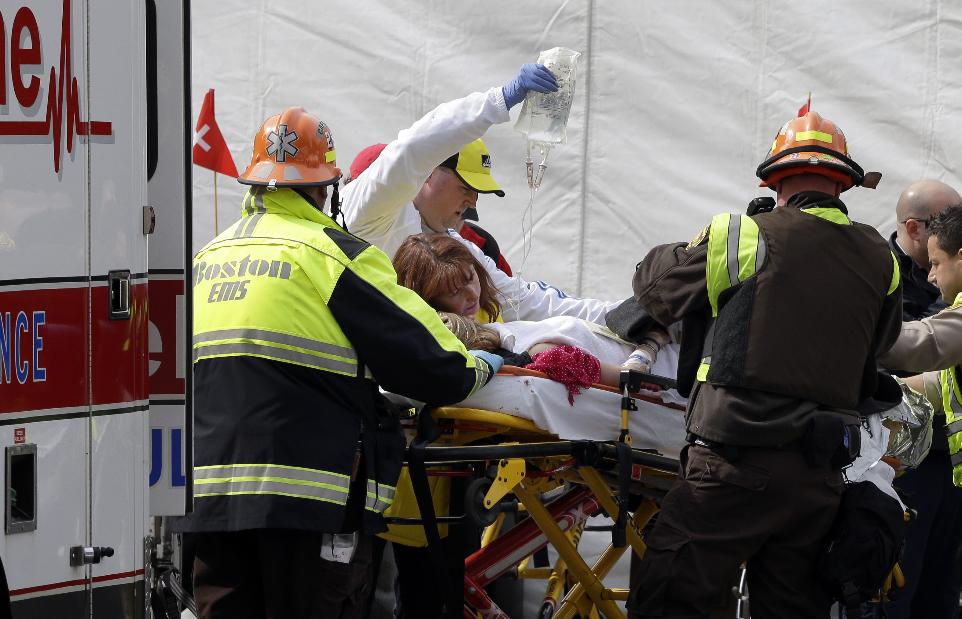 Uppgifter i amerikansk media har tidigare gjort gällande att en man ska vara gripen, misstänkt för samband med bomberna. De uppgifterna tillbakavisas nu av polisen i Boston. Uppgifter i amerikansk media har tidigare gjort gällande att en man ska vara gripen, misstänkt för samband med bomberna. De uppgifterna tillbakavisas nu av polisen i Boston.