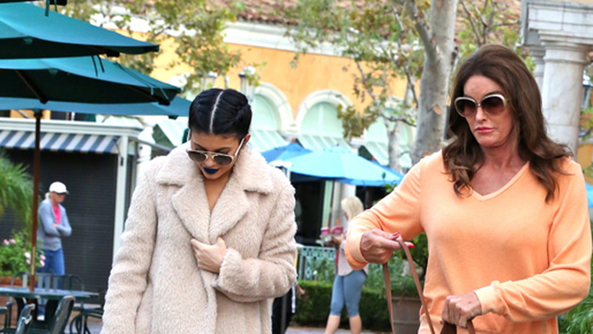 Kylie Jenner går på lunch med Caitlyn i Calabasas.