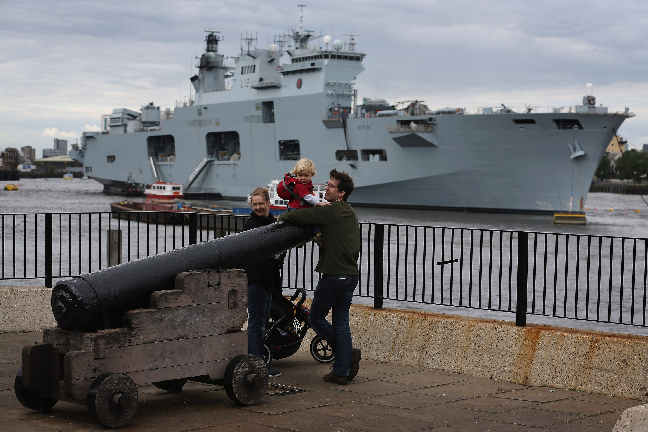 Krigsfartygen ligger utplacerade i Themsen.