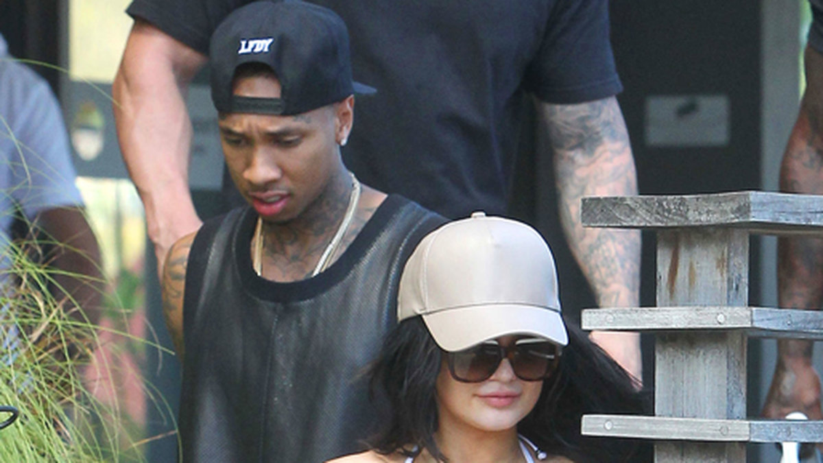 Nyblivna 18-åringen Kylie Jenner hämtar pojkvännen Tyga på flygplatsen i St Barts.
