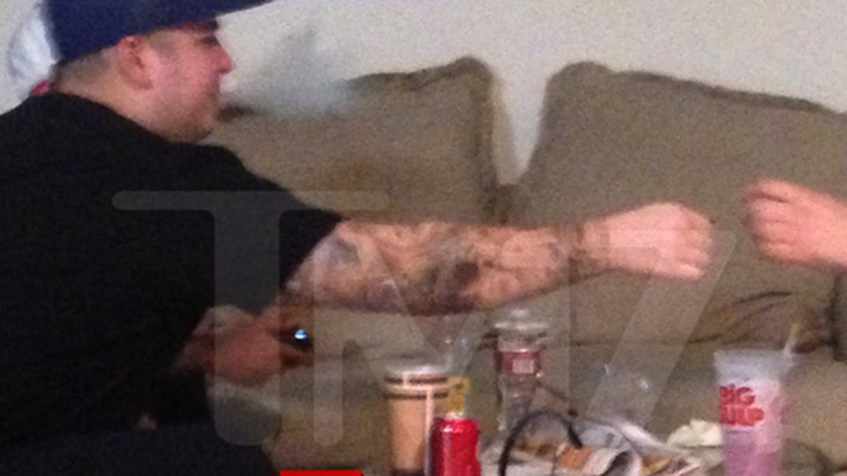 Rob Kardashian röker en joint och dricker Sizzurp.
