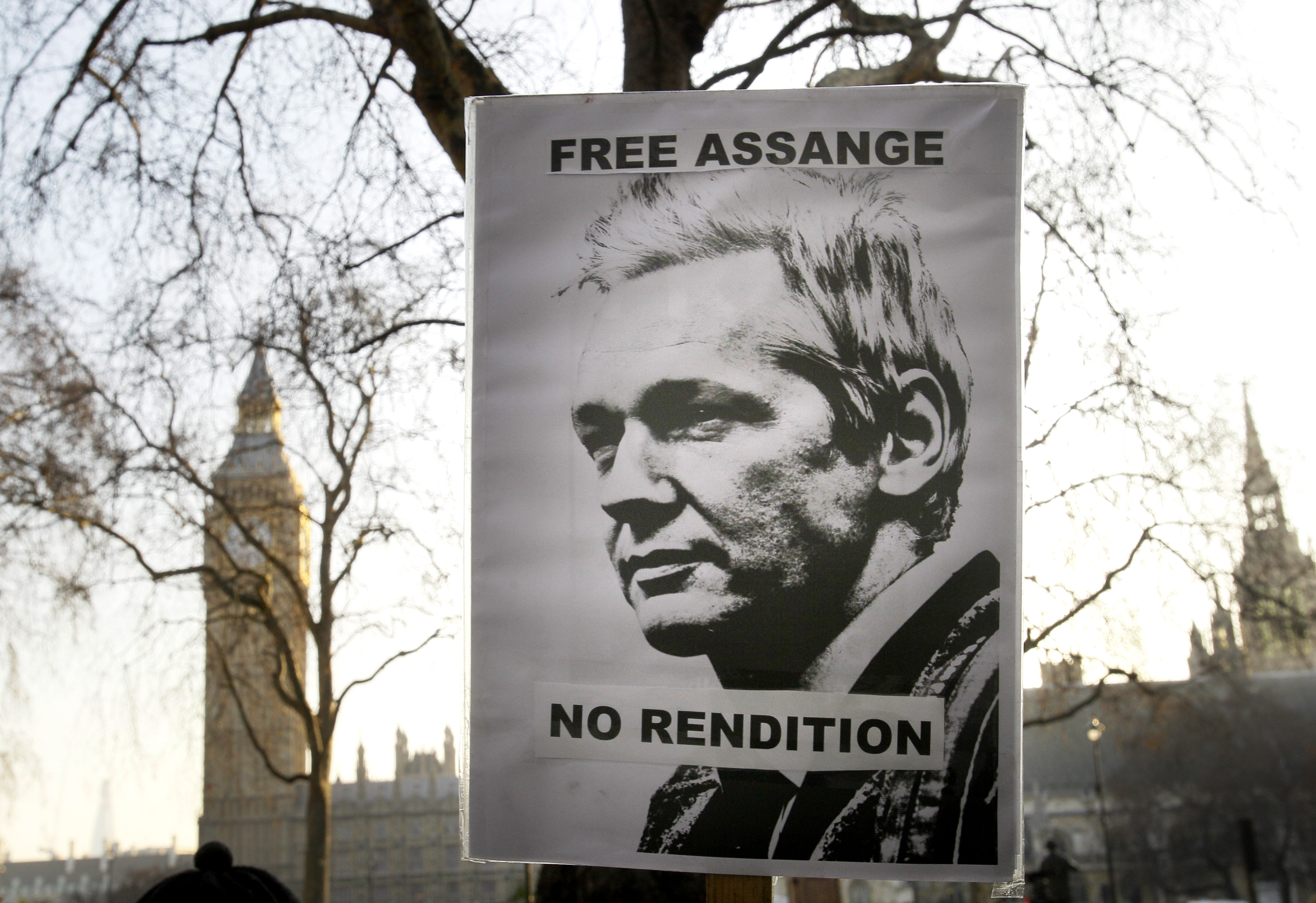 Flera protesterade utanför rätten. En av aktivisterna spelade "I Shall Be Released" när Assange gick in i byggnaden.