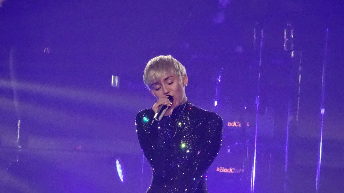 Men publiken fick sig en smärre chock när Miley hoppar ut på scenen – endast klädd i underkläder. 