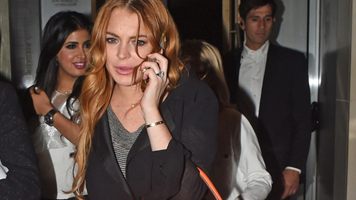 Lindsay Lohan babblar i mobilen.
