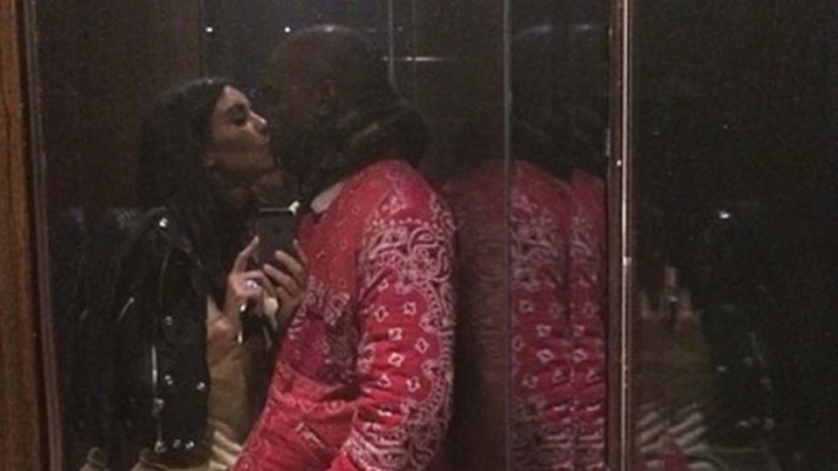 Kim och Kanye hånglar i en hiss.