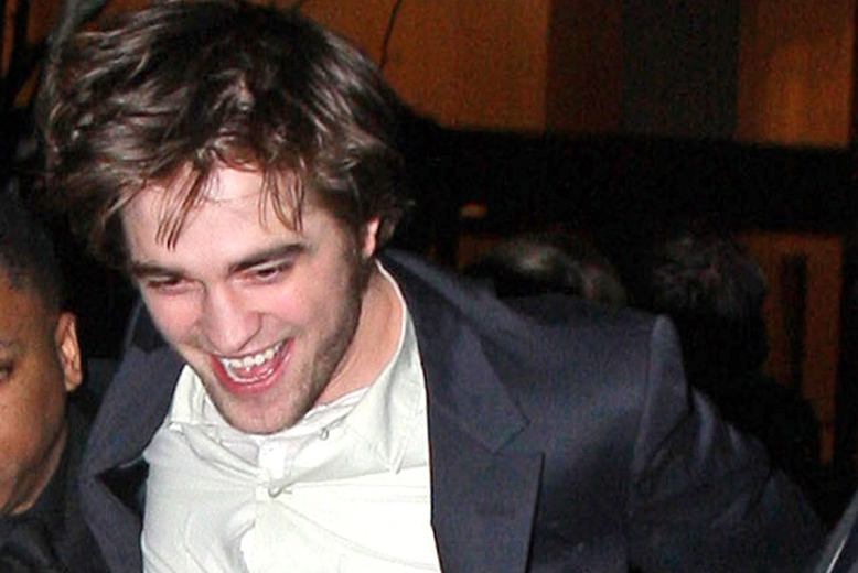 En minst sagt överförfriskad Robert Pattinson lever loppan en blöt natt i New York. En minst sagt överförfriskad Robert Pattinson lever loppan en blöt natt i New York.