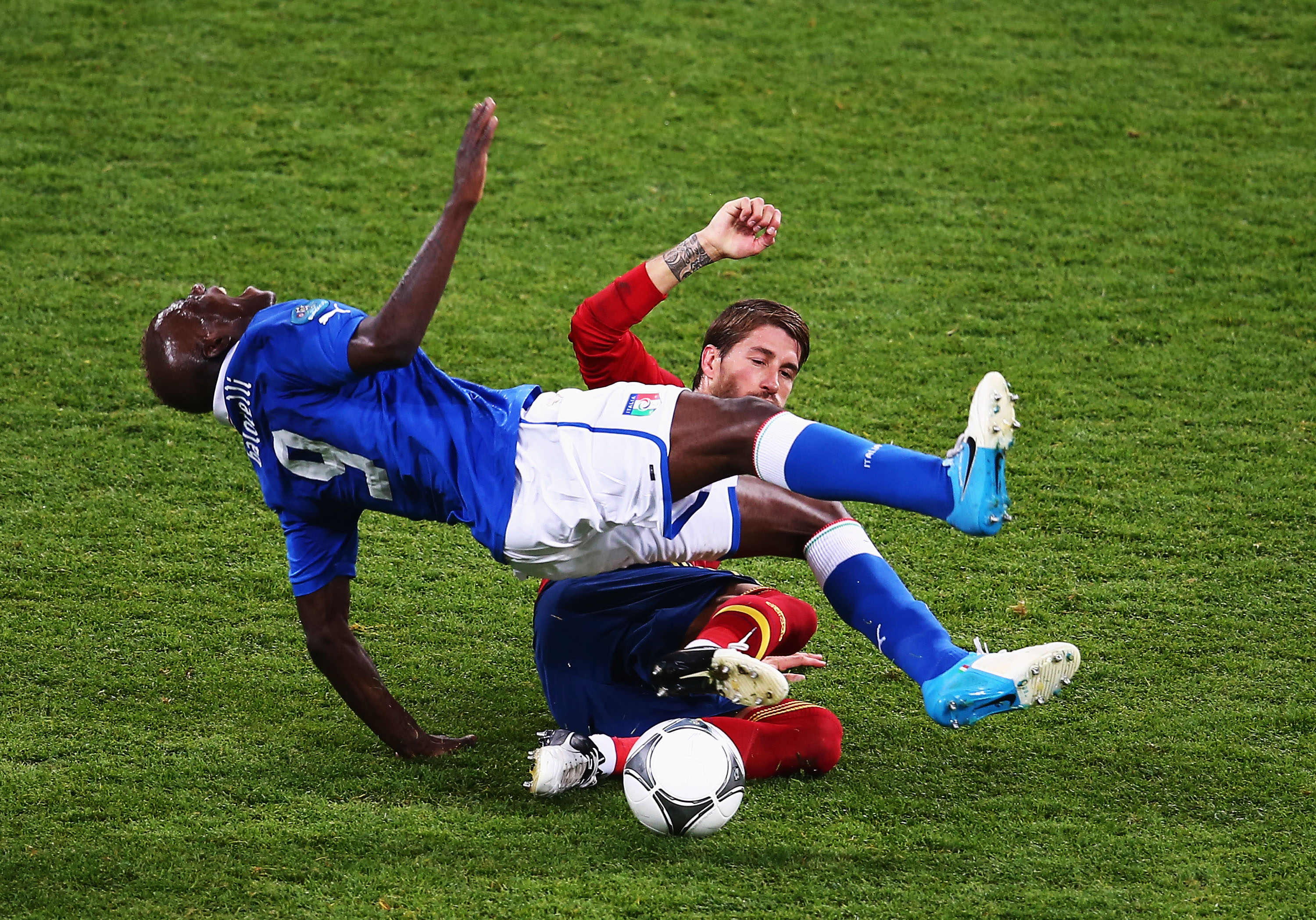 Ramos formligen äter upp Balotelli. Ramos formligen äter upp Balotelli.