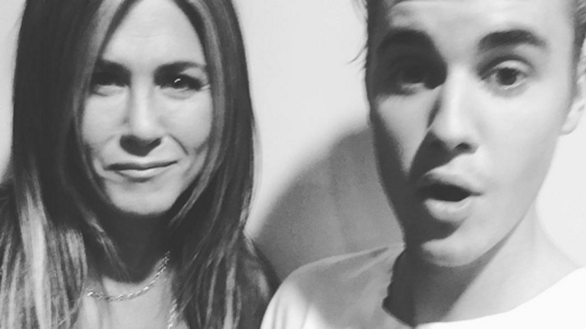 Jennifer Aniston och Justin Bieber tar en selfie ihop. 