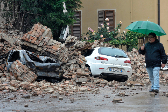 12. Ta skydd. Senast det var fredagen den 13 drabbades Sicilien av en jordbävning.