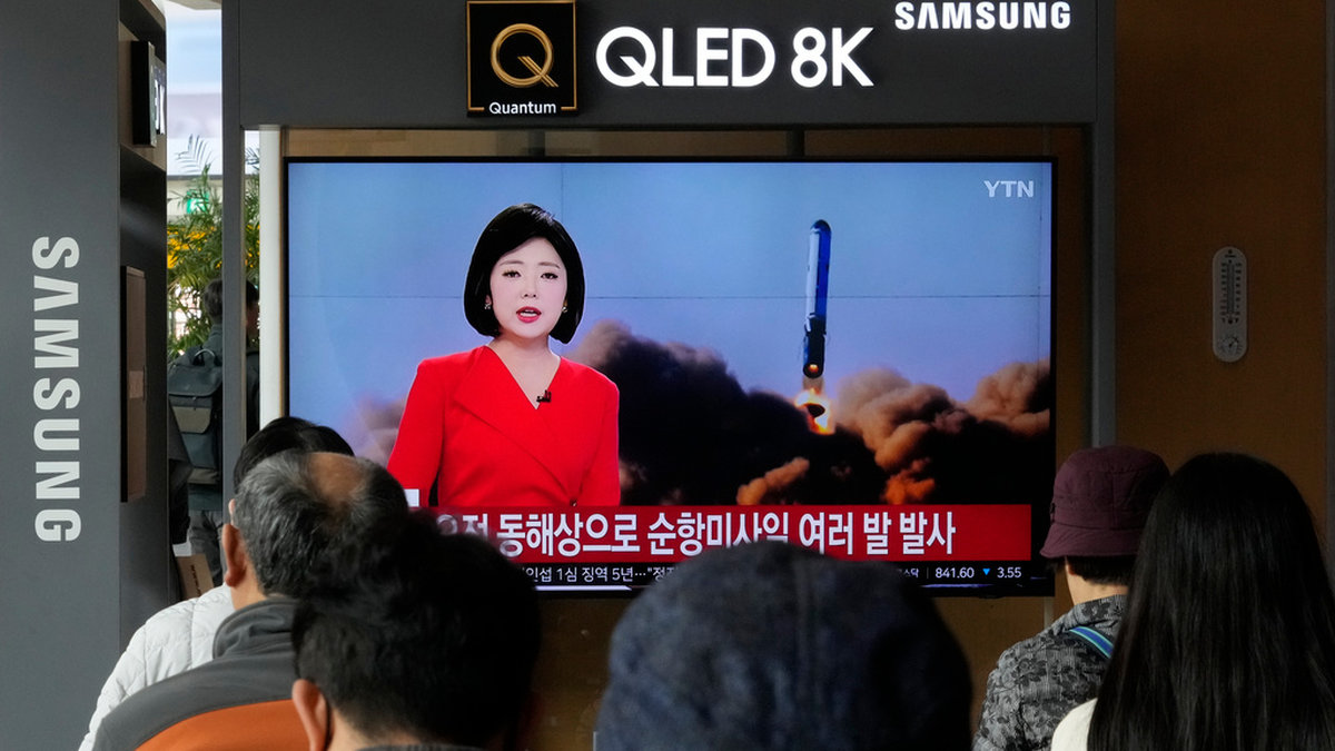 Nordkorea uppges ha avfyrat flera robotar, enligt Sydkoreas militär. På fotot syns en tidigare avfyrning på en tv-skärm i Sydkoreas huvudstad Seoul. Arkivbild.