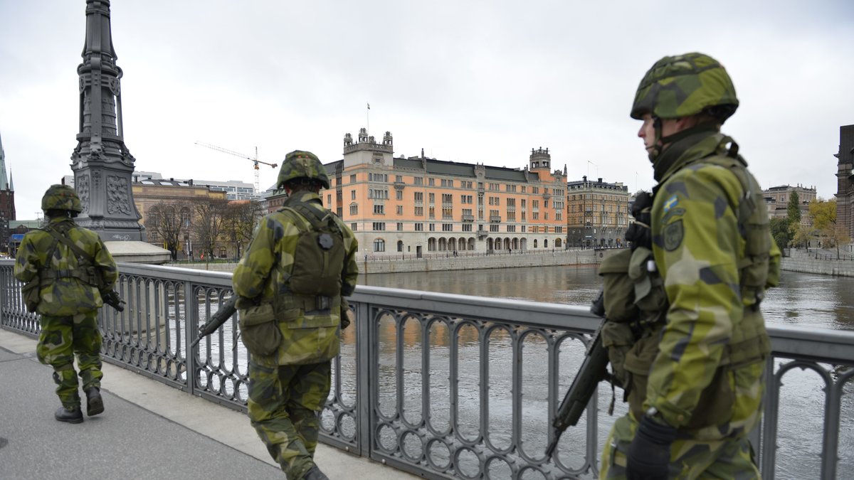 Soldater på Vasabron framför Rosenbad.