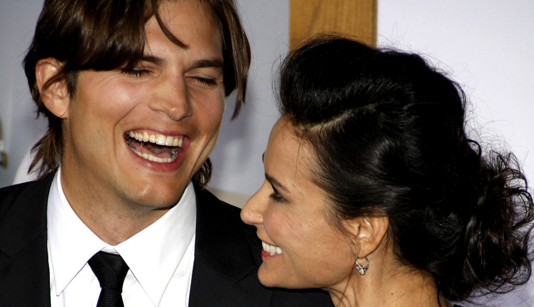 I november 2011 blev det klart att Demi Moore och Ashton Kutcher skiljer sig, efter sex år av äktenskap. I november 2011 blev det klart att Demi Moore och Ashton Kutcher skiljer sig, efter sex år av äktenskap.