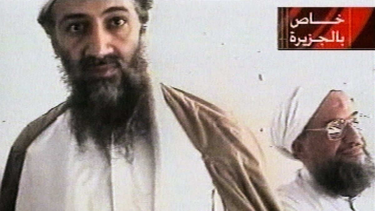 En odaterad bild på al-Qaidas två tidigare ledare: Usama bin Ladin samt Ayman al-Zawahiri. Bägge har dödats i amerikanska attacker. Arkivbild