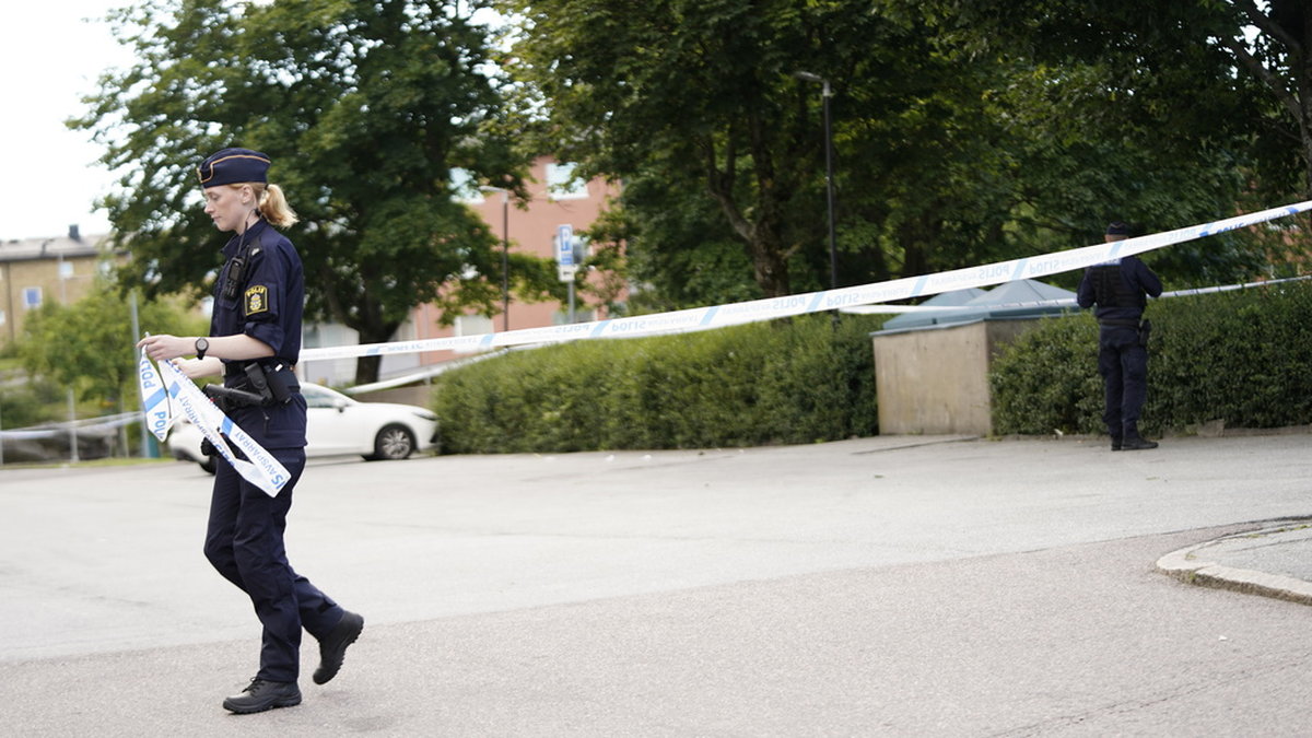 Polis på plats efter en skottlossning på Länsmanstorget i Göteborg.