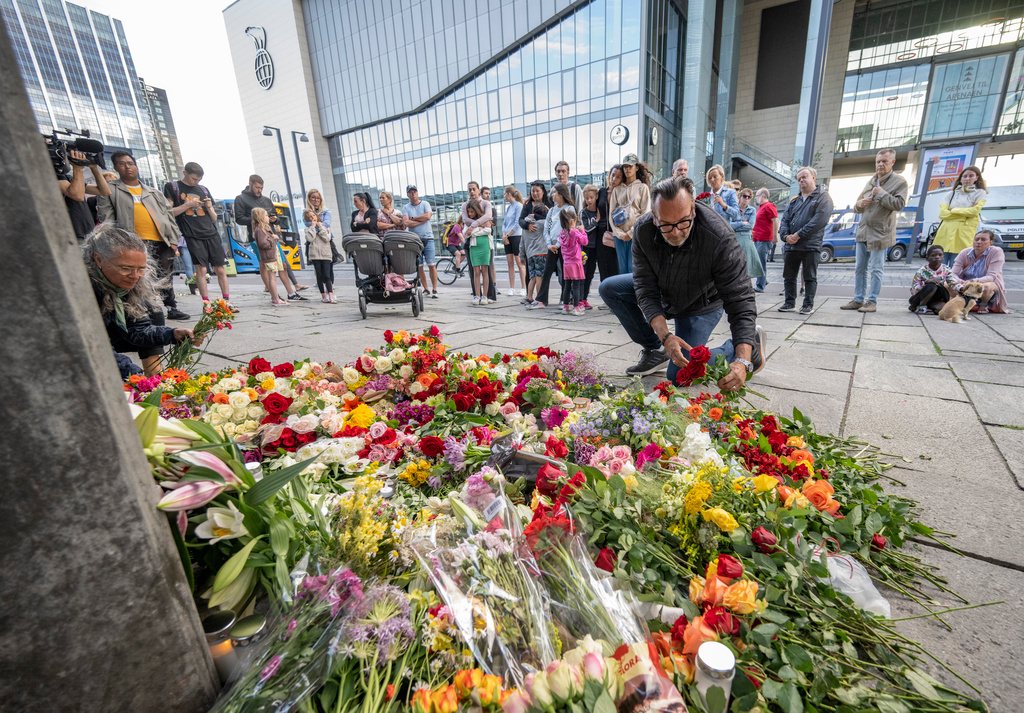 Blomsterhav vid Metrostationen mittemot ingången till köpcentret Fields strax utanför Köpenhamn dagen efter skottdådet, som ledde till att tre personer miste livet. Arkivbild.