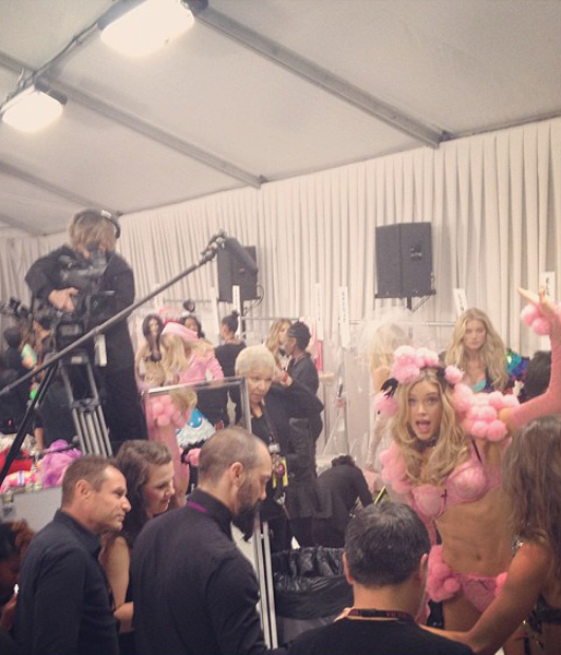 Backstage på VS-visning. Doutzen Kroes tittar fram. Backstage på VS-visning. Doutzen Kroes tittar fram.